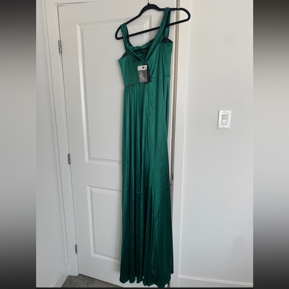Missord gown, never worn, tag still attached, size small - Picture 2 of 4